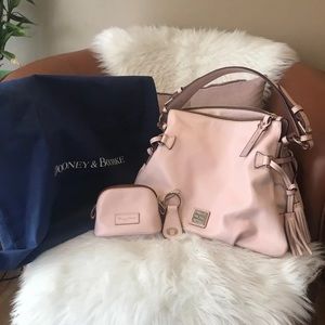 Dooney & Bourke Shoulder bag in a baby pink.